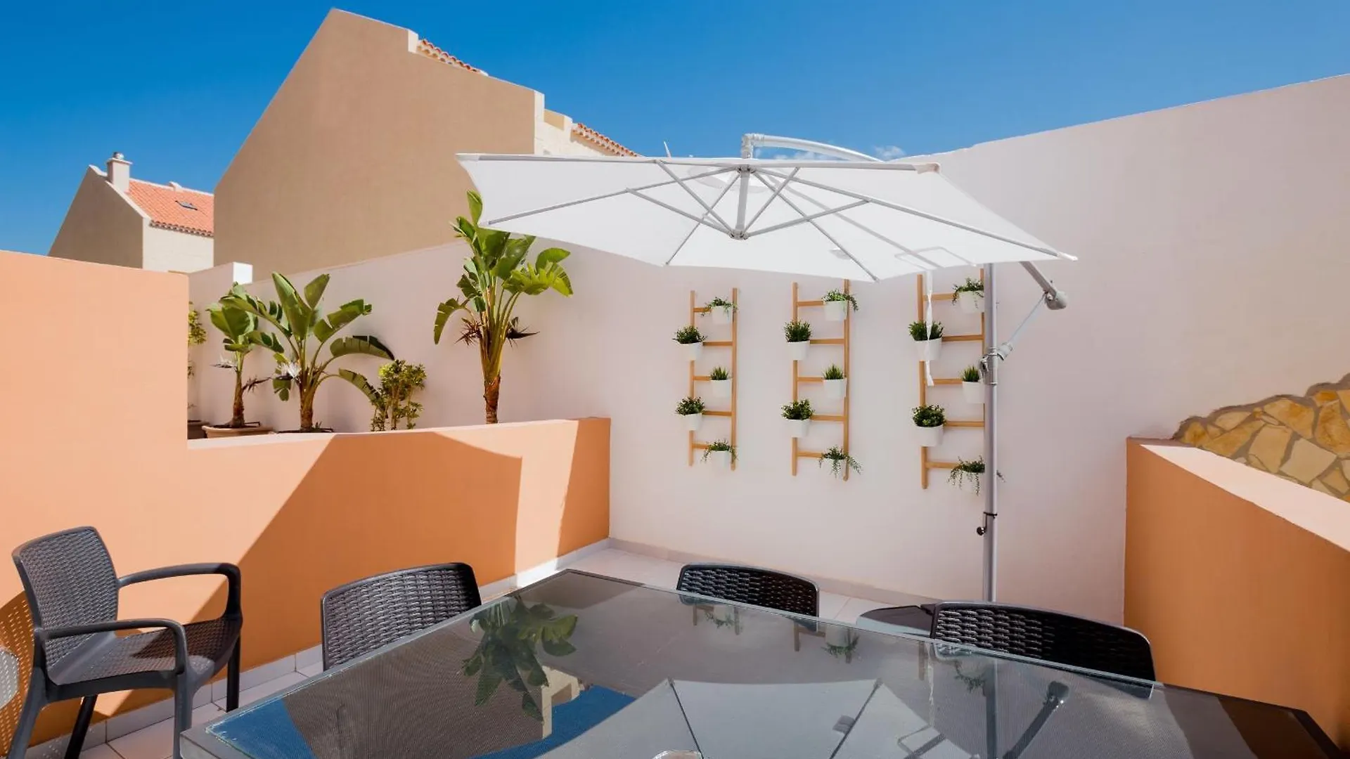 Beachfront Bliss - Tenerife Royal Gardens Playa de las Américas 0*,  Espagne